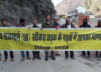 हाईवे के कलियासौड़ से खांकरा के बीच बने हैं बड़े-बड़े गड्डे..