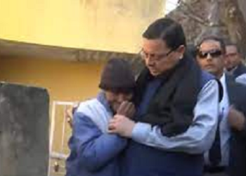 सीएम धामी पहुंचे जोशीमठ, प्रभावित लोगों से की बात..