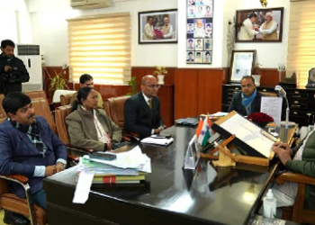 भारी बर्फबारी से अधिकारियों और प्रभावितों के लिए खड़ी हुई मुसीबत..