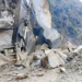 कर्णप्रयाग के पास चट्टान दरकने से दबा बाइक सवार, वाहनों की आवजाही रोकी..