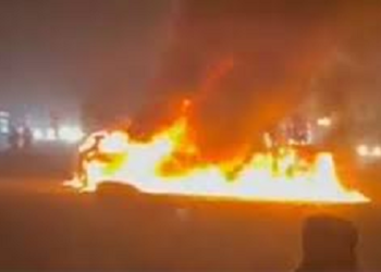 एनएच-74 पर कार में लगी भीषण आग, डिवाइडर से टकराने के कारण हुआ हादसा..