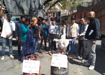 कांग्रेस कार्यकर्ताओं का केन्द्र व राज्य सरकार के खिलाफ प्रदर्शन..