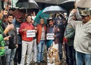 चारधाम में श्रद्धालुओं की सीमित संख्या के विरोध में उतरे तीर्थ पुरोहित व टूर ऑपरेटर..