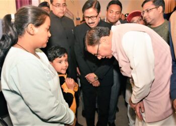 अचानक यहां स्वास्थ्य केंद्र निरीक्षण करने पहुंचे सीएम धामी..