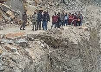 सड़क से मलबा हटाने के दौरान खाई में गिरी जेसीबी, चालक की मौत..