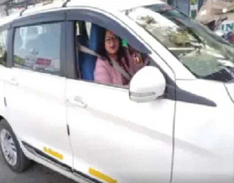 डबल MA-LLB पास रेखा बनी उत्तराखंड की पहली महिला टैक्सी ड्राइवर..