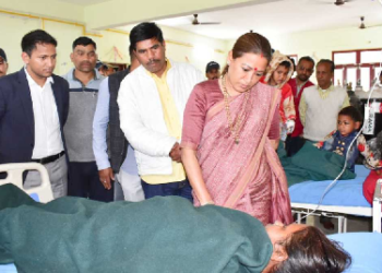 पूर्णागिरि हादसे में हुए घायल लोगों का हालचाल जानने पहुंची मंत्री रेखा आर्या..