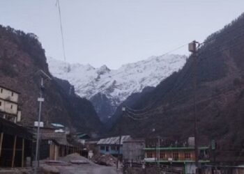 यमुनोत्री धाम की चोटियों पर हुई बर्फबारी..