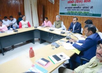 अधिकारी योजनाओं का लाभ आम जनमानस को उपलब्ध कराना सुनिश्चित करें-तीरथ सिंह रावत..