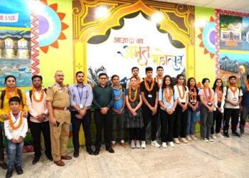 मणिपुर से लौटे छात्र-छात्राओ का जॉलीग्रांट एयरपोर्ट पर फूल मालाएं पहनाकर किया स्वागत..