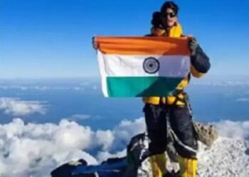 उत्तराखंड के पर्वतारोही रोहित भट्ट ने माउंट एल्ब्रुस चोटी फतह की, 101 फीट लंबा तिरंगा फहराया..