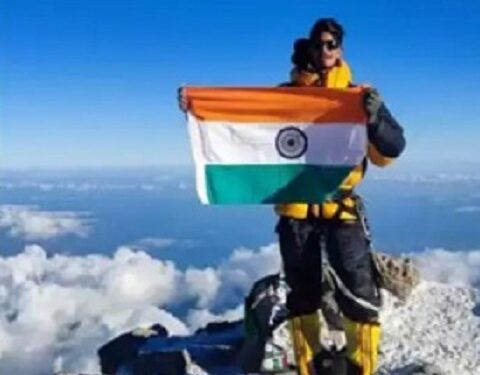 उत्तराखंड के पर्वतारोही रोहित भट्ट ने माउंट एल्ब्रुस चोटी फतह की, 101 फीट लंबा तिरंगा फहराया..