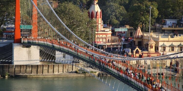 ऋषिकेश रामझूला पुल पर पर्यटकों की आवाजाही पर रोक.