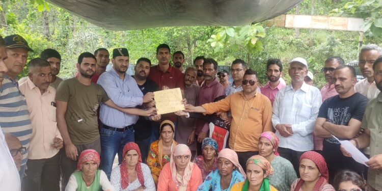 दुर्गम क्षेत्र बिन्हार  के आपदा पीड़ितों की मदद को आगे आये सचिवालय कार्मिक..