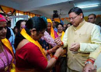 महिला प्रतिनिधिमंडल ने सीएम धामी की कलाई पर बांधी राखी..