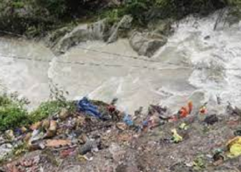 भारी भूस्खलन से कई लोग अभी भी लापता