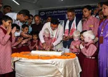 अनाथ बच्चों के बीच पहुंचे सीएम धामी ने केक काटकर मनाया अपना जन्मदिन..