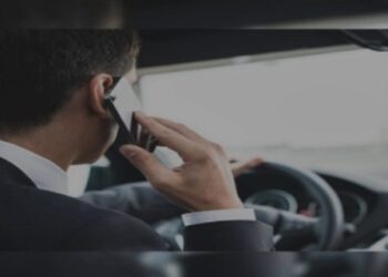 गाड़ी चलाते हुए फोन पर करते हैं बात, तो हो जाएं सावधान, सीज हो सकता है आपका मोबाइल..