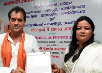 प्रधानमंत्री आवास योजना के लाभार्थियों को बांटे आवास के प्रपत्र..