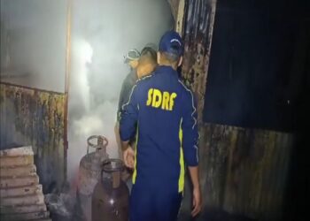 गौरीकुंड में देर रात होटल में फटा सिलिंडर, आग की चपेट में आई कई दुकानें..