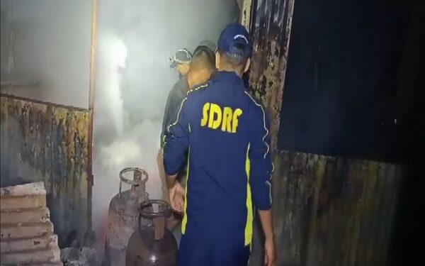 गौरीकुंड में देर रात होटल में फटा सिलिंडर, आग की चपेट में आई कई दुकानें..