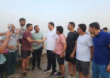 सुबह-सुबह भ्रमण पर निकले सीएम धामी, मुंबई वासियों के साथ किया योग..