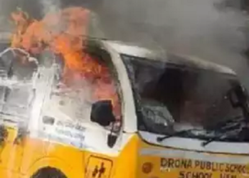 यहां स्कूल वैन में लगी आग, मौके पर मची चीख-पुकार..