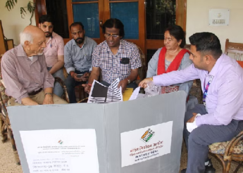 बुजुर्ग-दिव्यांगों के लिए उत्तराखंड में घर से मतदान शुरू, 12 हजार से ज्यादा दे रहे वोट..