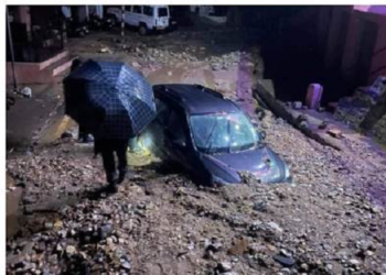 सोमेश्वर में तीन जगह फटा बादल, मलबे में दबी गाड़ियां..