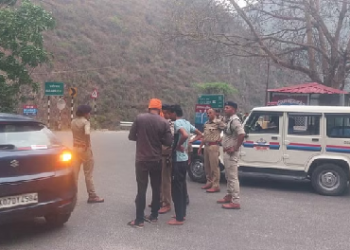 यात्रा पर आ रहे श्रद्धालुओं का कर्णप्रयाग थाना पुलिस इस तरह कर रही स्वागत..