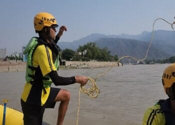 ऋषिकेश में गंगा के तेज बहाव में नहाते समय बहा विदेशी पर्यटक..