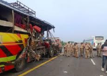 उन्नाव में दर्दनाक हादसा- डबल डेकर बस टैंकर से टकराई, सड़क पर लगा लाशों का ढेर, 18 की मौत..