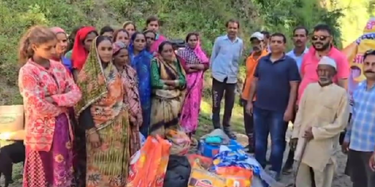 आपदा पीड़ितों की मदद के लिए आगे आया लोहाघाट व्यापार संघ..