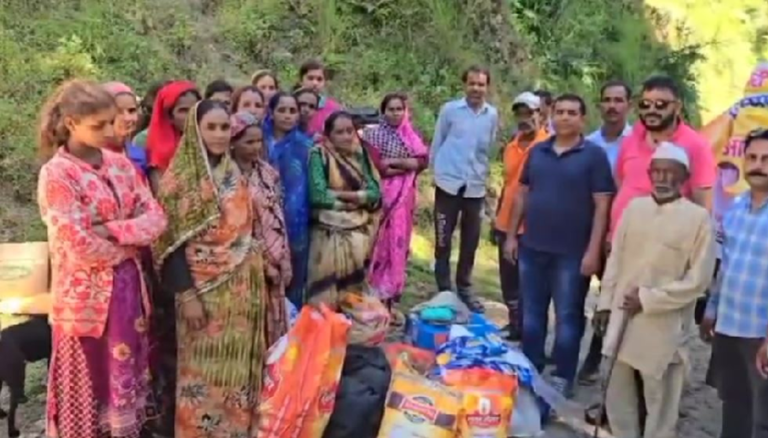 आपदा पीड़ितों की मदद के लिए आगे आया लोहाघाट व्यापार संघ..