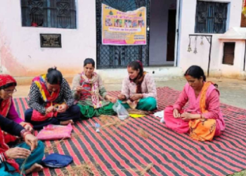 रुद्रप्रयाग में महिलाओं को आत्मनिर्भर बनाने की पहल, पिरूल हस्तशिल्प का निशुल्क प्रशिक्षण..