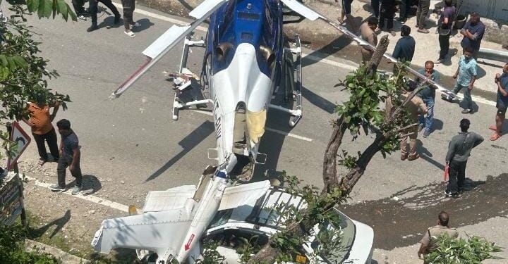 केदारनाथ जा रहे हेलीकॉप्टर की बीच सड़क पर आपात लैंडिंग, बड़ा हादसा टला…