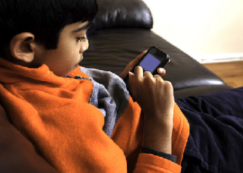 बच्चों को मोबाइल की लत से बचाने के लिए पाठ्यक्रम में जोड़ा जाएगा मोबाइल के दुष्प्रभावों का पाठ..