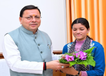 भराड़ीसैंण में सीएम धामी से मिलीं उत्तराखंड की सबसे युवा ग्राम प्रधान प्रियंका नेगी..