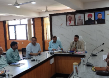 अल्मोड़ा में पर्यटन और नवाचार पर फोकस, सचिव के समक्ष डीएम ने दी प्रेजेंटेशन..