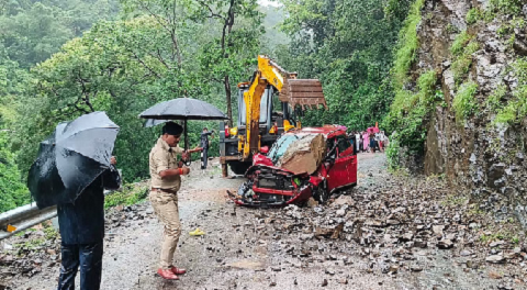 नीलकंठ मार्ग पर हादसा- कार पर गिरा भारी पत्थर, बाल-बाल बचे यात्री, डेढ़ घंटे तक बंद रहा यातायात..