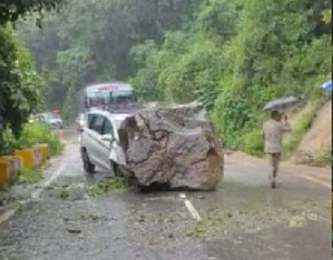 हल्द्वानी में आफत की बारिश, नैनीताल रोड पर कार पर गिरा बोल्डर..