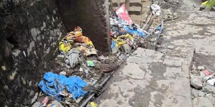 गौरीकुंड में स्वच्छता व्यवस्था पर संकट, बारिश के बीच जाम नालियों और गंदगी से बढ़ीं दिक्कतें..