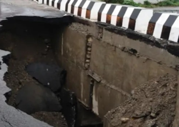 16 करोड़ की लागत से बना पुल पहली मानसूनी बारिश में धंसा, निर्माण गुणवत्ता पर उठे सवाल..