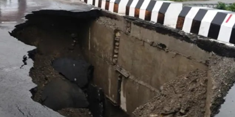 16 करोड़ की लागत से बना पुल पहली मानसूनी बारिश में धंसा, निर्माण गुणवत्ता पर उठे सवाल..