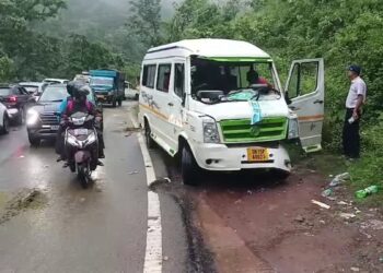 हाईवे पर हाथियों का तांडव, शिक्षकों से भरे टेंपो ट्रैवलर पर हमला
