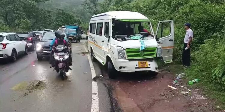 हाईवे पर हाथियों का तांडव, शिक्षकों से भरे टेंपो ट्रैवलर पर हमला
