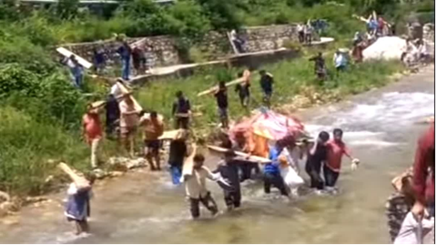 अंतिम संस्कार के लिए उफनती नदी पार करने की मजबूरी, आपदा में बहा पुल आज तक नहीं बना..