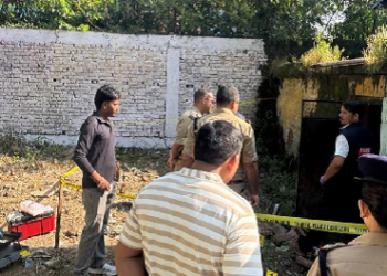 कमरे में मिला महिला का शव, पति पर हत्या का आरोप, तलाश में जुटी पुलिस..