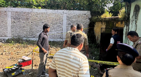 कमरे में मिला महिला का शव, पति पर हत्या का आरोप, तलाश में जुटी पुलिस..