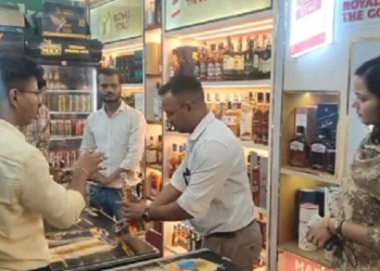 ओवररेटिंग की शिकायतों पर जागा प्रशासन, कई शराब दुकानों में रिकॉर्ड और स्टॉक की जांच..